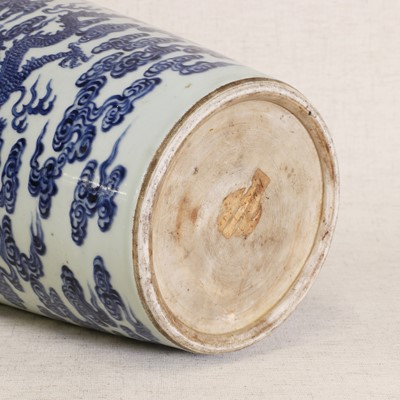 Lot 32 - A Chinese blue and white vase