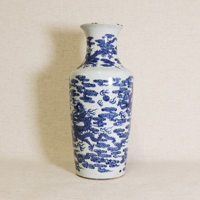 Lot 32 - A Chinese blue and white vase