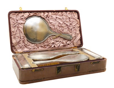 Lot 34 - A ladies leather vanity case