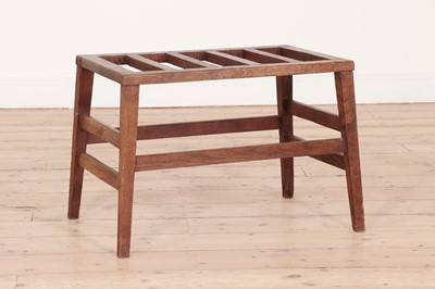 Lot 417 - An oak luggage rack