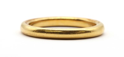 Lot 40 - A gold wedding ring