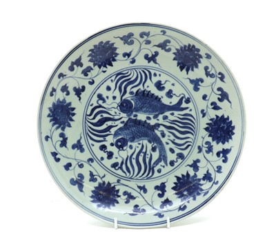 Lot 68 - A Chinese blue and white charger