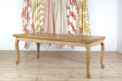 Lot 432 - An oak extending dining table