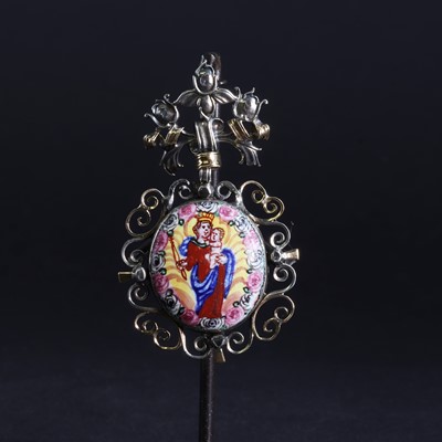 Lot 156 - A baroque set pendant depicting Mary and the Christ Child in polychrome