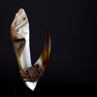 Lot 79 - An Oceanic mother-of-pearl bonito fish hook