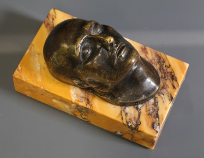 Lot 441 - A bronze paperweight