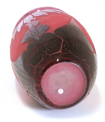 Lot 6 - A Le Verre Français cameo vase