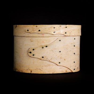 Lot 90 - A sailor's scrimshaw oval pan-bone 'ditty box'
