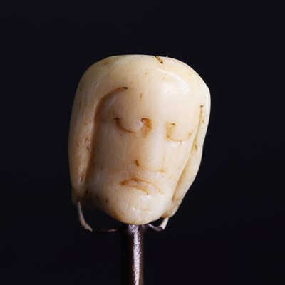 Lot 141 - A German carved bone 'Wendekopf' rosary bead