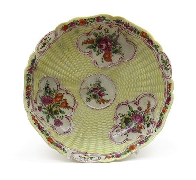Lot 209 - A Worcester porcelain junket dish