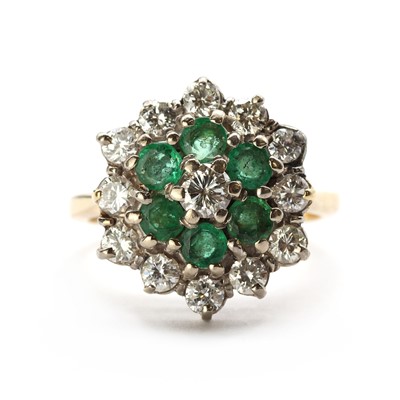 Lot 1233 - A gold diamond and emerald target cluster ring