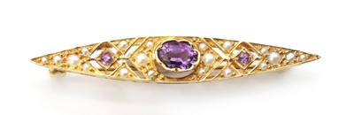 Lot 1291 - A 9ct gold amethyst and split pearl bar brooch