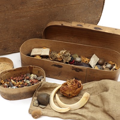 Lot 462 - An oval pine box and cover