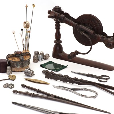 Lot 486 - A collection of sewing items