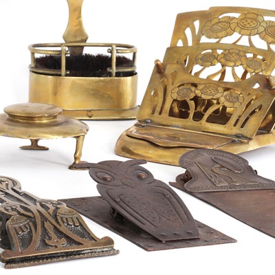 Lot 483 - A collection of desk furniture