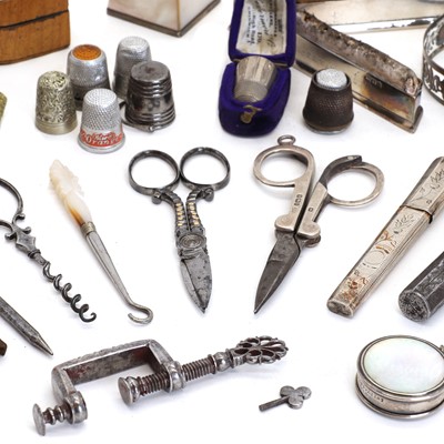 Lot 443 - A group of sewing items