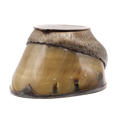 Lot 442 - A horse hoof vesta