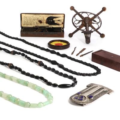Lot 197 - A jade bead necklace