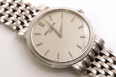 Lot 474 - A gentlemen's 18ct white gold Patek Philippe 'Calatrava' automatic bracelet watch