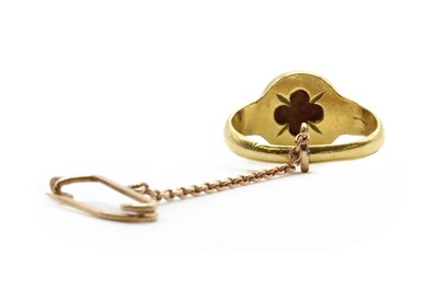 Lot 1 - A 16th or 17th century high carat gold 'toadstone' ring