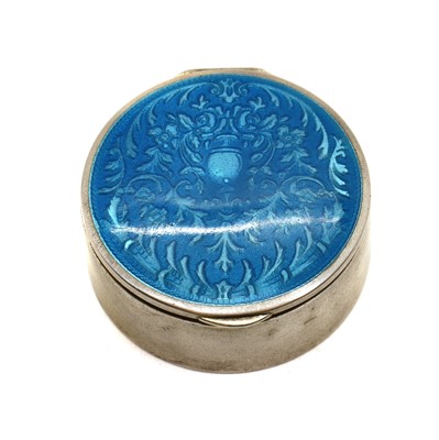Lot 93 - An enamelled silver pill box