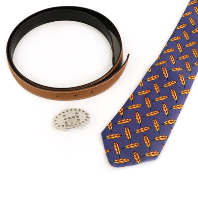 Lot 1497 - An Hermès black/ tan reversible belt