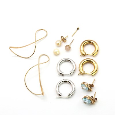 Lot 220 - A small collection of gold earrings