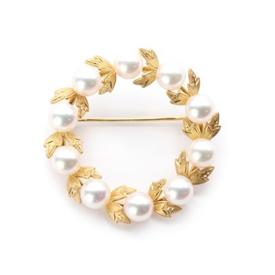 Lot 1333 - An 18ct gold cultured pearl wreath brooch, by Mikimoto
