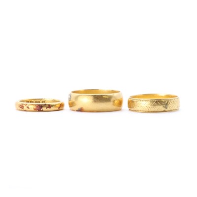 Lot 1539 - Three 22ct gold wedding rings