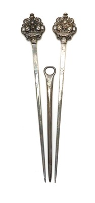 Lot 12 - A George IV silver skewer