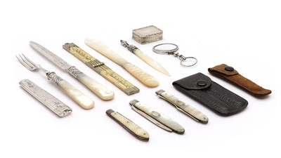 Lot 63 - A collection of silver items