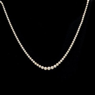 Lot 1334 - A single row graduated cultured pearl necklace