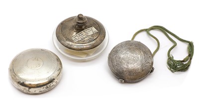 Lot 78 - A silver squeeze action snuff box