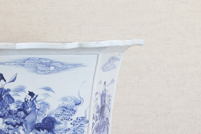 Lot 92 - A Chinese blue and white jardinière