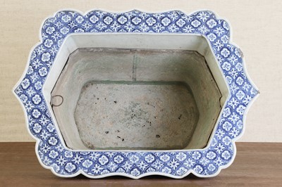 Lot 92 - A Chinese blue and white jardinière
