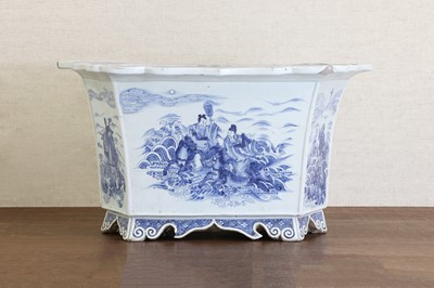 Lot 92 - A Chinese blue and white jardinière