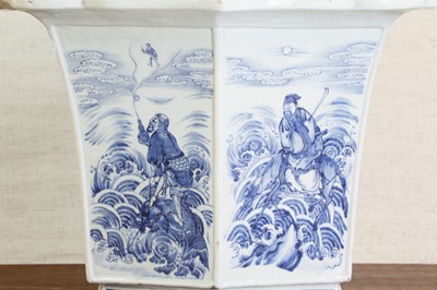 Lot 92 - A Chinese blue and white jardinière