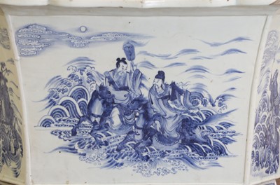 Lot 92 - A Chinese blue and white jardinière