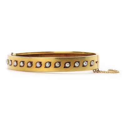 Lot 1027 - A Victorian gold split pearl bangle