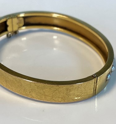 Lot 1027 - A Victorian gold split pearl bangle