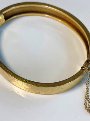 Lot 1027 - A Victorian gold split pearl bangle