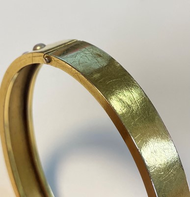 Lot 1027 - A Victorian gold split pearl bangle