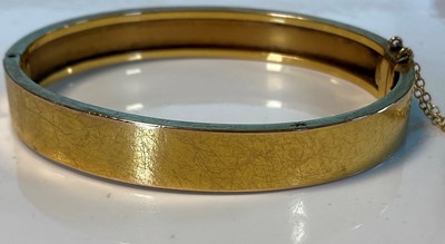 Lot 1027 - A Victorian gold split pearl bangle