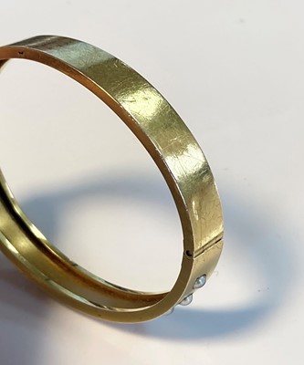 Lot 1027 - A Victorian gold split pearl bangle