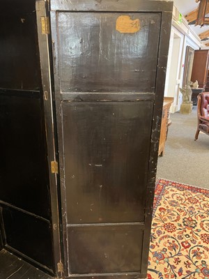 Lot 262 - An export red lacquer and gilt cabinet