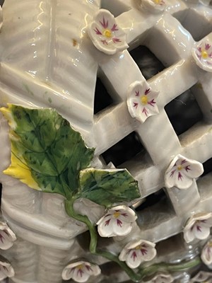 Lot 166 - A large Meissen porcelain Schneeballen vase and cover