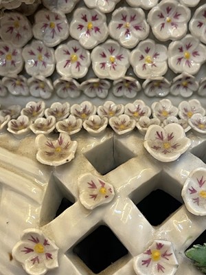 Lot 166 - A large Meissen porcelain Schneeballen vase and cover