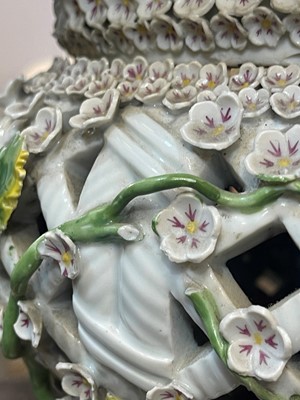 Lot 166 - A large Meissen porcelain Schneeballen vase and cover