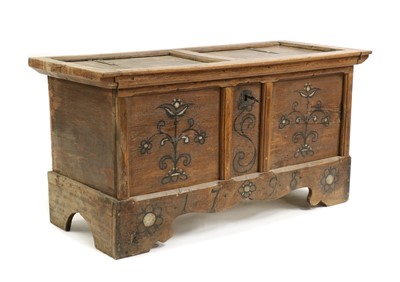 Lot 399 - An oak German chest