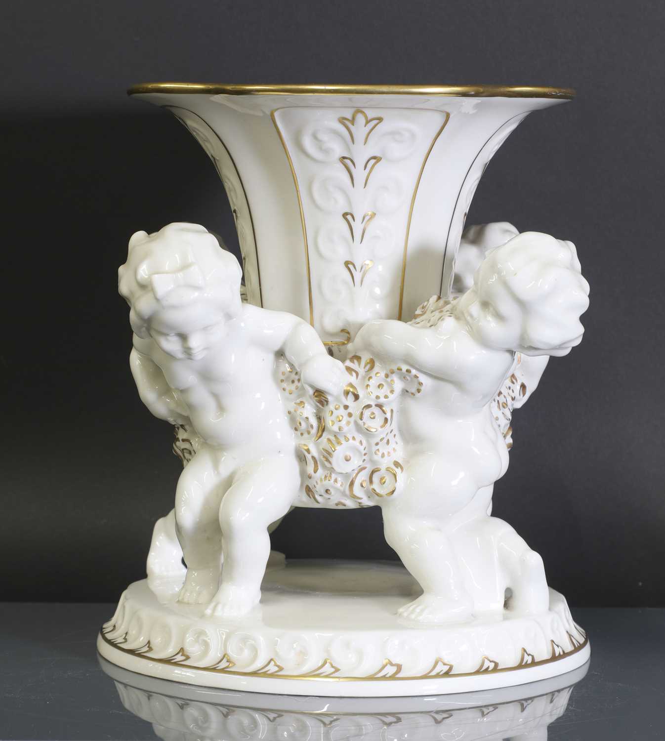 Lot 89 - A German Hutschenreuther centrepiece